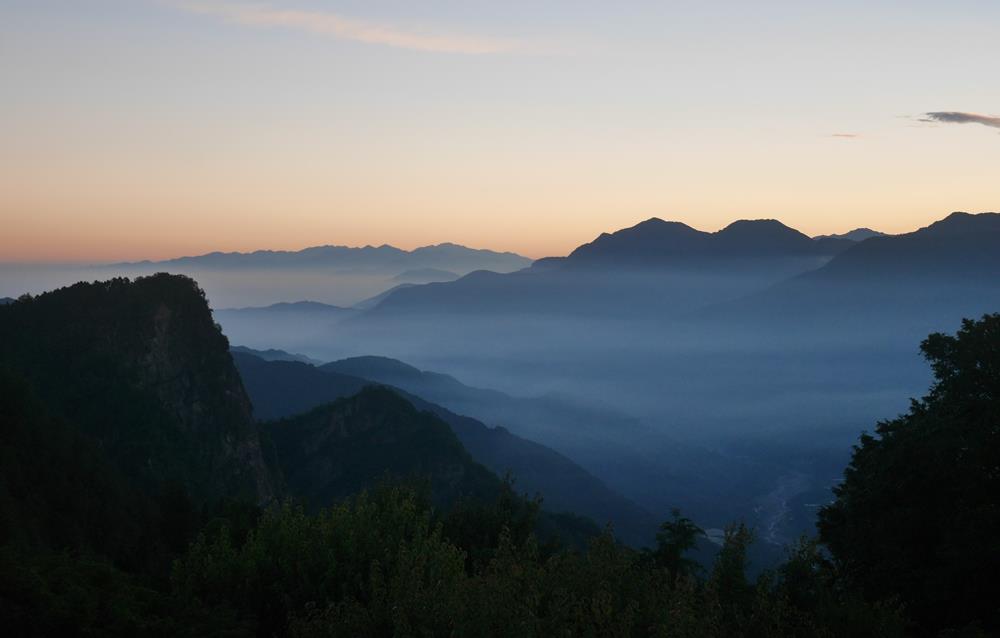 日出前的小笠原山觀景台景色
