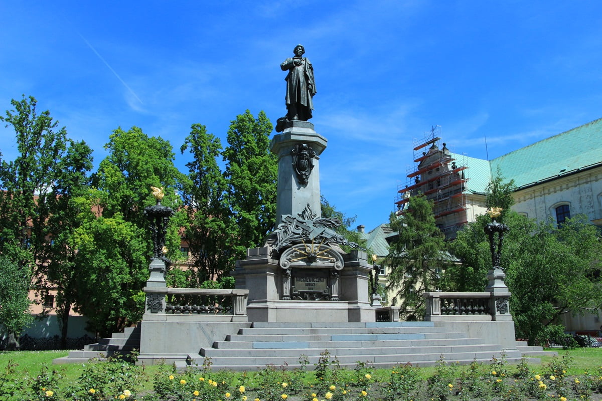教堂前方的波蘭詩人亞當·密茨凱維奇Adam Mickiewicz紀念碑
