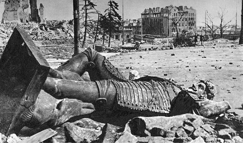 1945年倒塌的西吉斯蒙德國王雕像