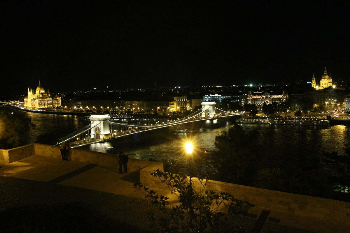 布達城堡俯瞰多瑙河北側夜景