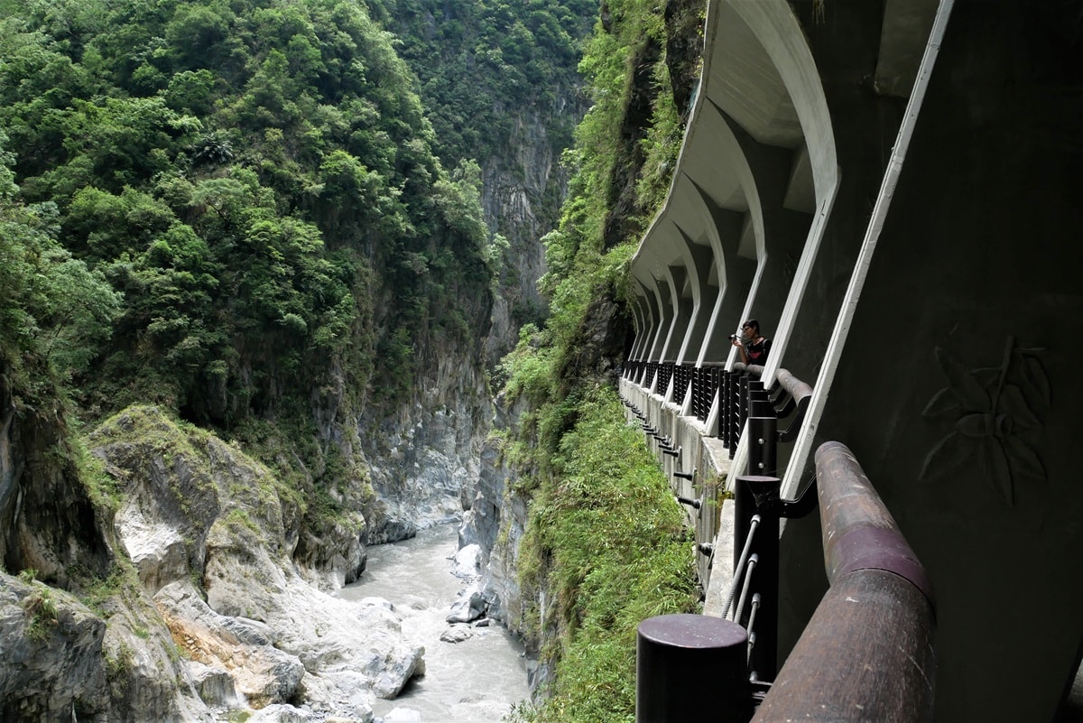 步道上看峽谷景色