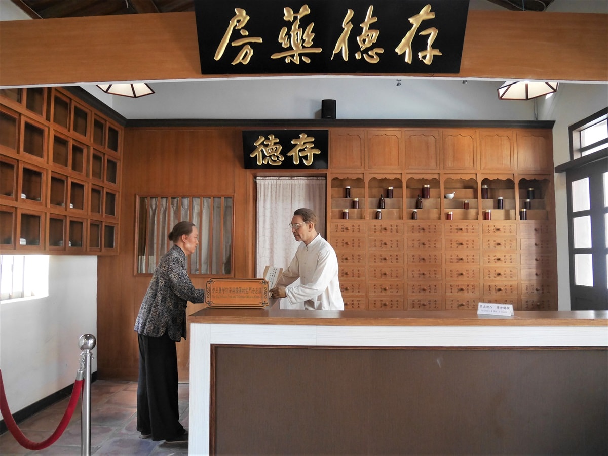 【金門水頭聚落】得月樓、黃輝煌洋樓與金水國小-必看絕美洋樓群 - 第12張圖 當年兼作民信局的存德藥行