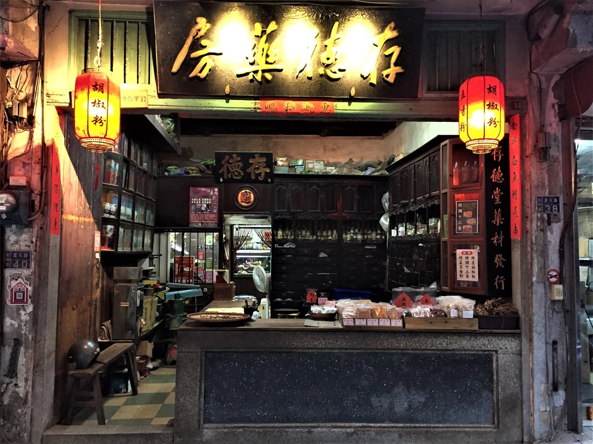 【金門水頭聚落】得月樓、黃輝煌洋樓與金水國小-必看絕美洋樓群 - 第13張圖 如今位於莒光路上的存德藥行