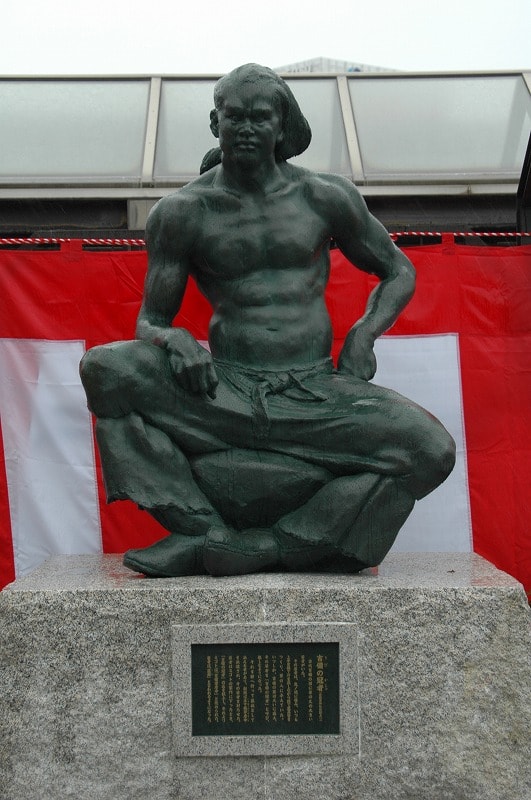 【岡山】吉備津神社、吉備津彥神社-兩大桃太郎神社半日遊 - 第8張圖 位於JR岡山站西口廣場上,由倉敷藝術科學大學所製作的溫羅像