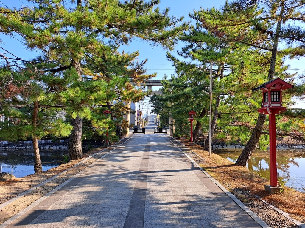 【岡山】吉備津神社、吉備津彥神社-兩大桃太郎神社半日遊 - 第14張圖 參道看往鳥居方向