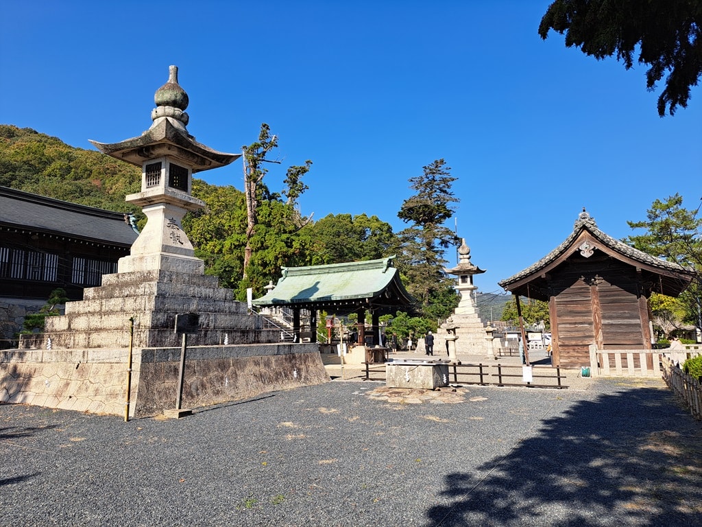 【岡山】吉備津神社、吉備津彥神社-兩大桃太郎神社半日遊 - 第17張圖 隨神門後的大燈籠