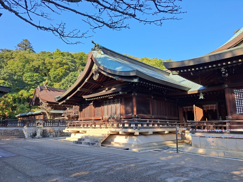 【岡山】吉備津神社、吉備津彥神社-兩大桃太郎神社半日遊 - 第22張圖 神社側面,依序為拜殿、祭文殿、渡殿、本殿