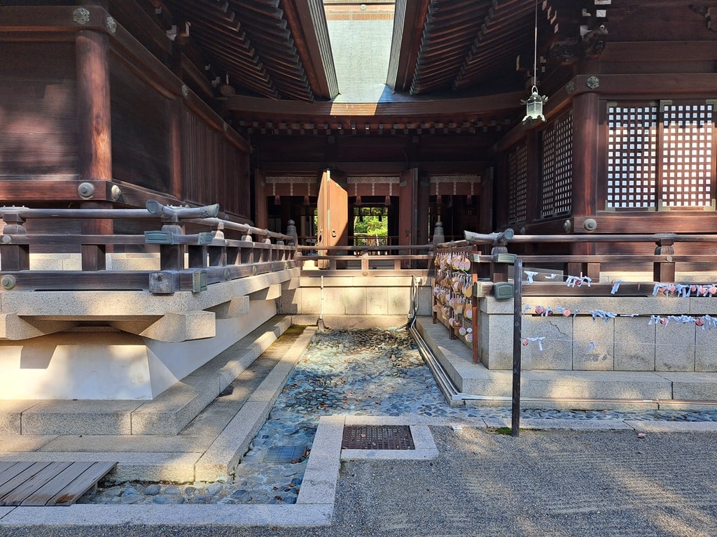 【岡山】吉備津神社、吉備津彥神社-兩大桃太郎神社半日遊 - 第23張圖 拜殿與祭文殿間的連接道