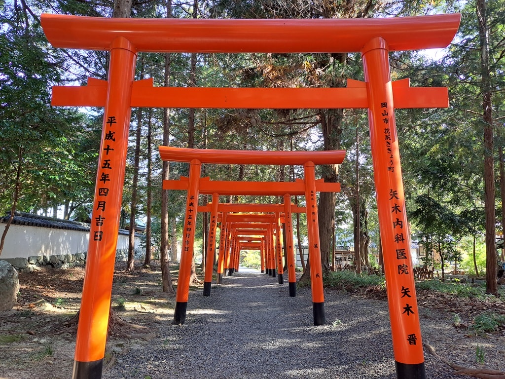 【岡山】吉備津神社、吉備津彥神社-兩大桃太郎神社半日遊 - 第32張圖 稻荷神社鳥居