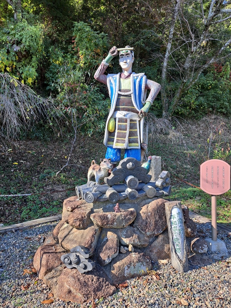 【岡山】吉備津神社、吉備津彥神社-兩大桃太郎神社半日遊 - 第35張圖 神社停車場旁的桃太郎像