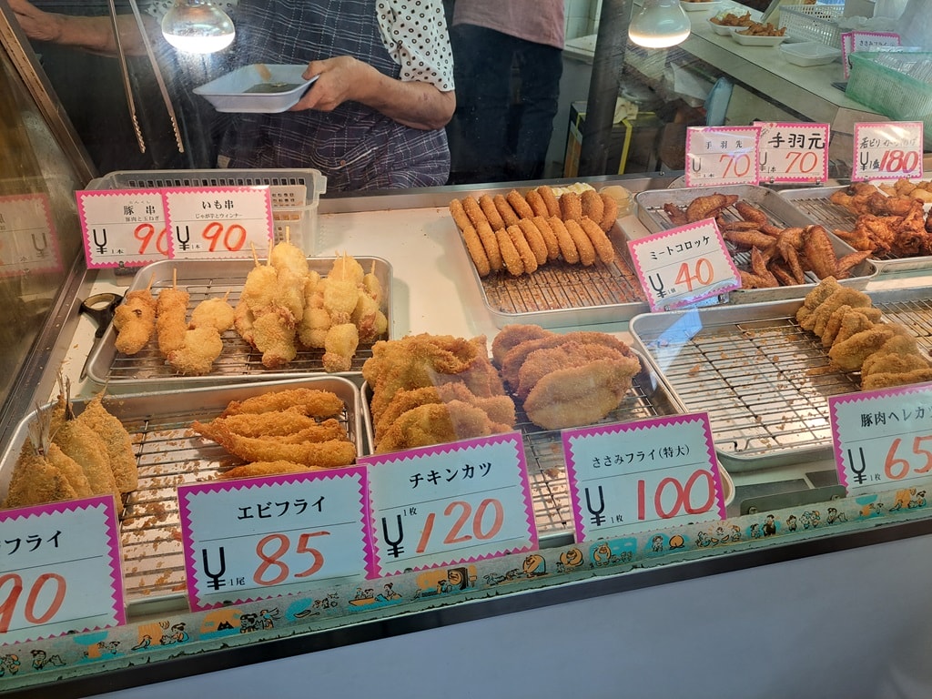 【岡山】倉敷美觀地區半日遊-楊柳、白壁藏與倉敷川遊船 - 第6張圖 多樣的現炸炸物