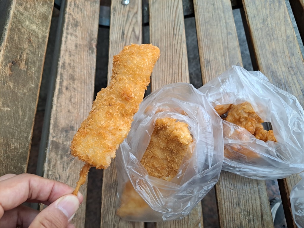【岡山】倉敷美觀地區半日遊-楊柳、白壁藏與倉敷川遊船 - 第8張圖 唐揚雞、豬肉串、雞里肌