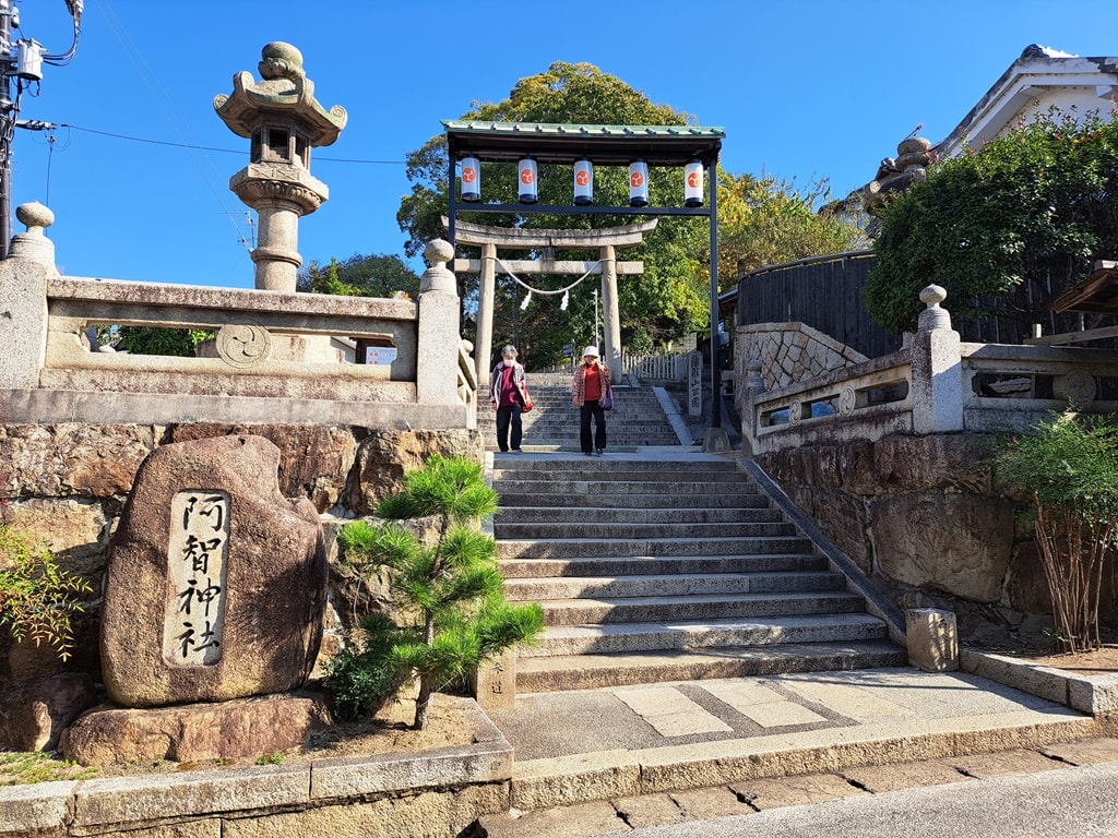 【岡山】倉敷美觀地區半日遊-楊柳、白壁藏與倉敷川遊船 - 第9張圖 阿智神社西參道