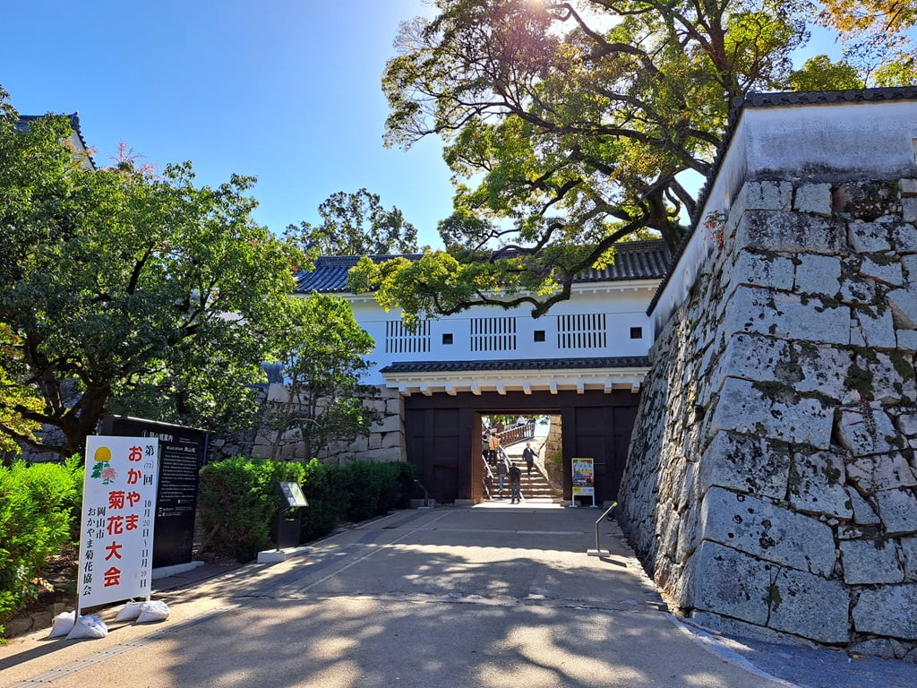 【岡山】岡山城半日遊-坐鎮於高地上的「烏城」黑武士 - 第9張圖 廊下門
