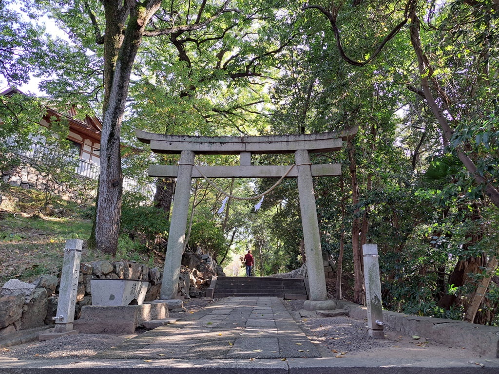 【岡山】倉敷美觀地區半日遊-楊柳、白壁藏與倉敷川遊船 - 第12張圖 神社鳥居