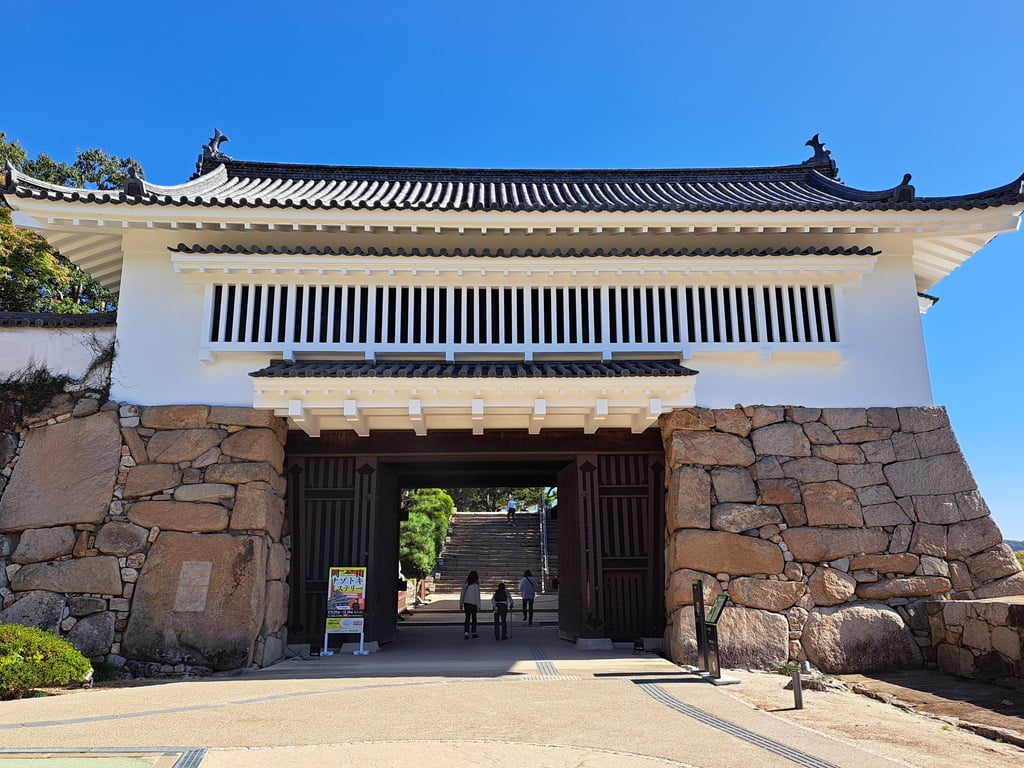 【岡山】岡山城半日遊-坐鎮於高地上的「烏城」黑武士 - 第11張圖 不明門