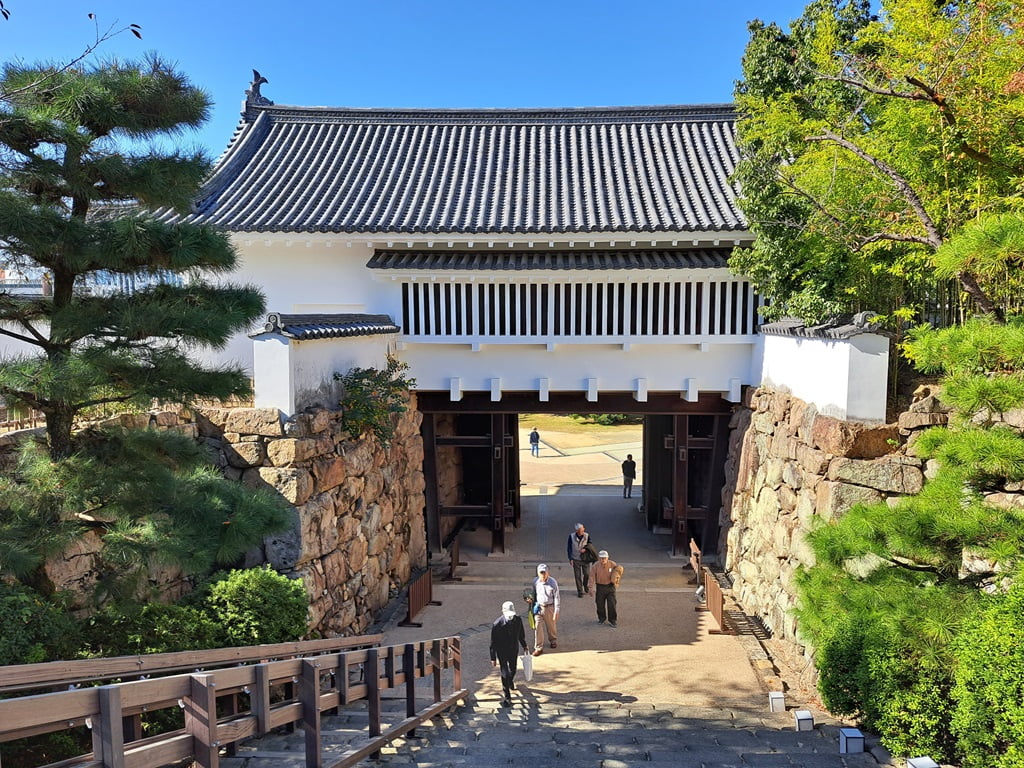 【岡山】岡山城半日遊-坐鎮於高地上的「烏城」黑武士 - 第12張圖 不明門後方階梯