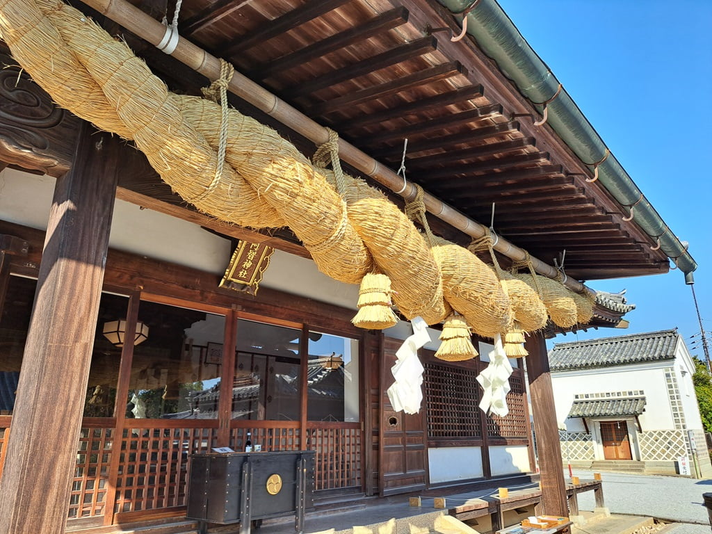 【岡山】倉敷美觀地區半日遊-楊柳、白壁藏與倉敷川遊船 - 第16張圖 巨大的注連繩