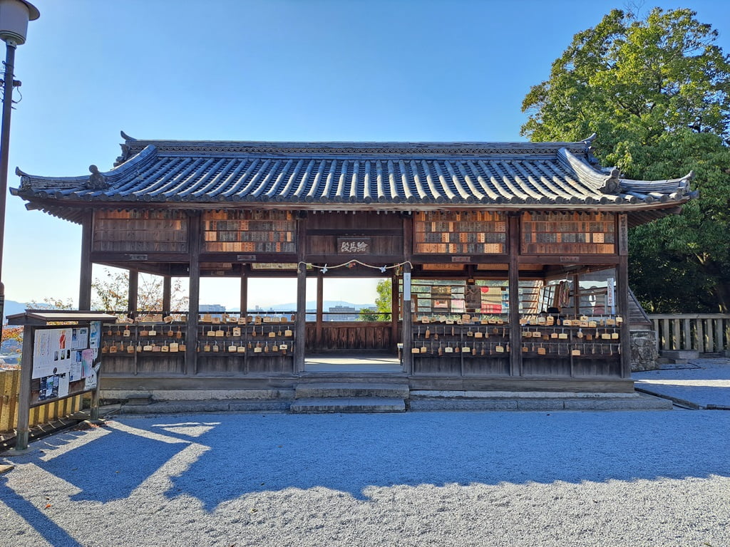 【岡山】倉敷美觀地區半日遊-楊柳、白壁藏與倉敷川遊船 - 第17張圖 繪馬殿