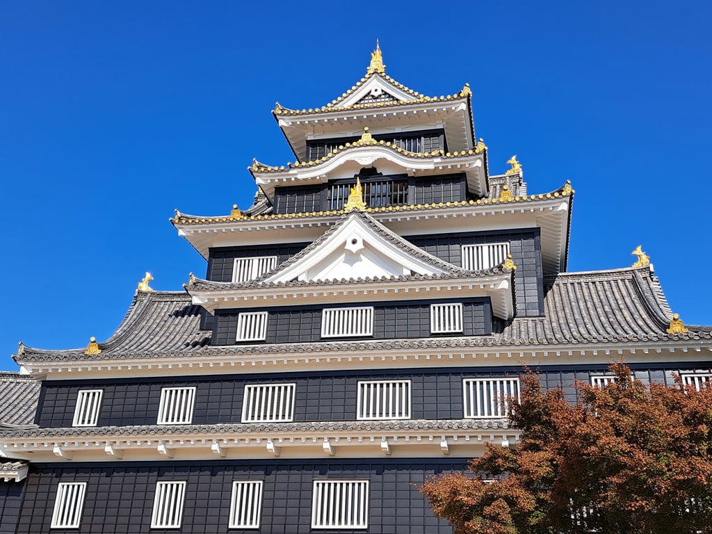 【岡山】岡山城半日遊-坐鎮於高地上的「烏城」黑武士 - 第14張圖 外牆覆蓋了大量的黑色木板