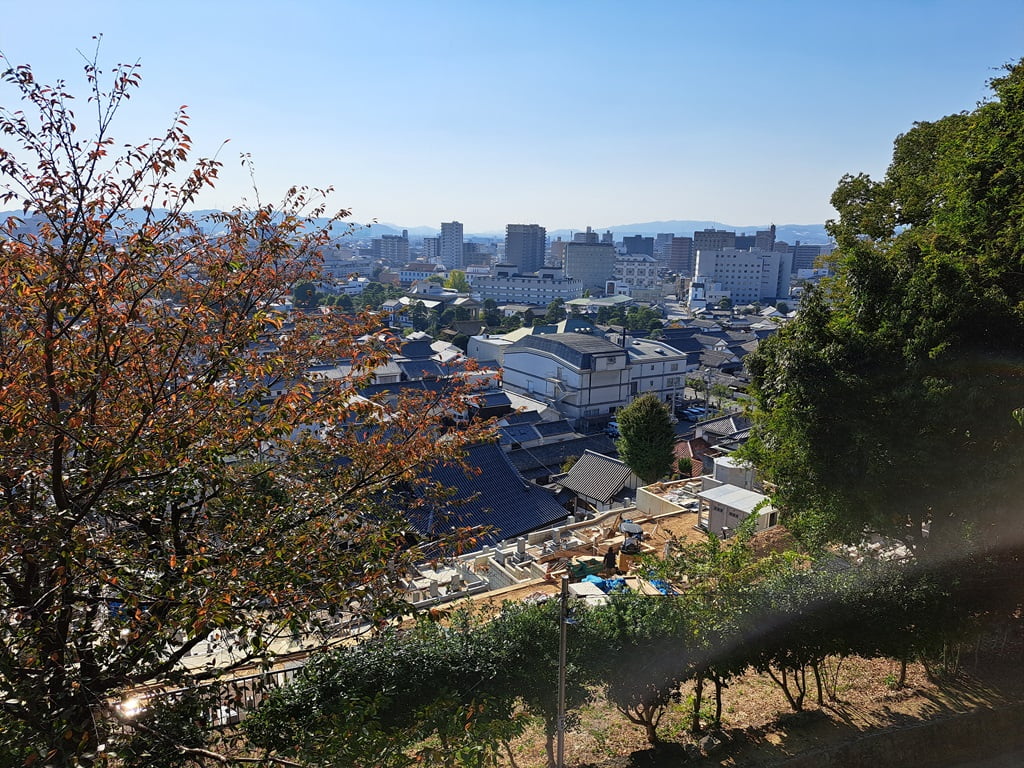 【岡山】倉敷美觀地區半日遊-楊柳、白壁藏與倉敷川遊船 - 第18張圖 繪馬殿眺望市區景色