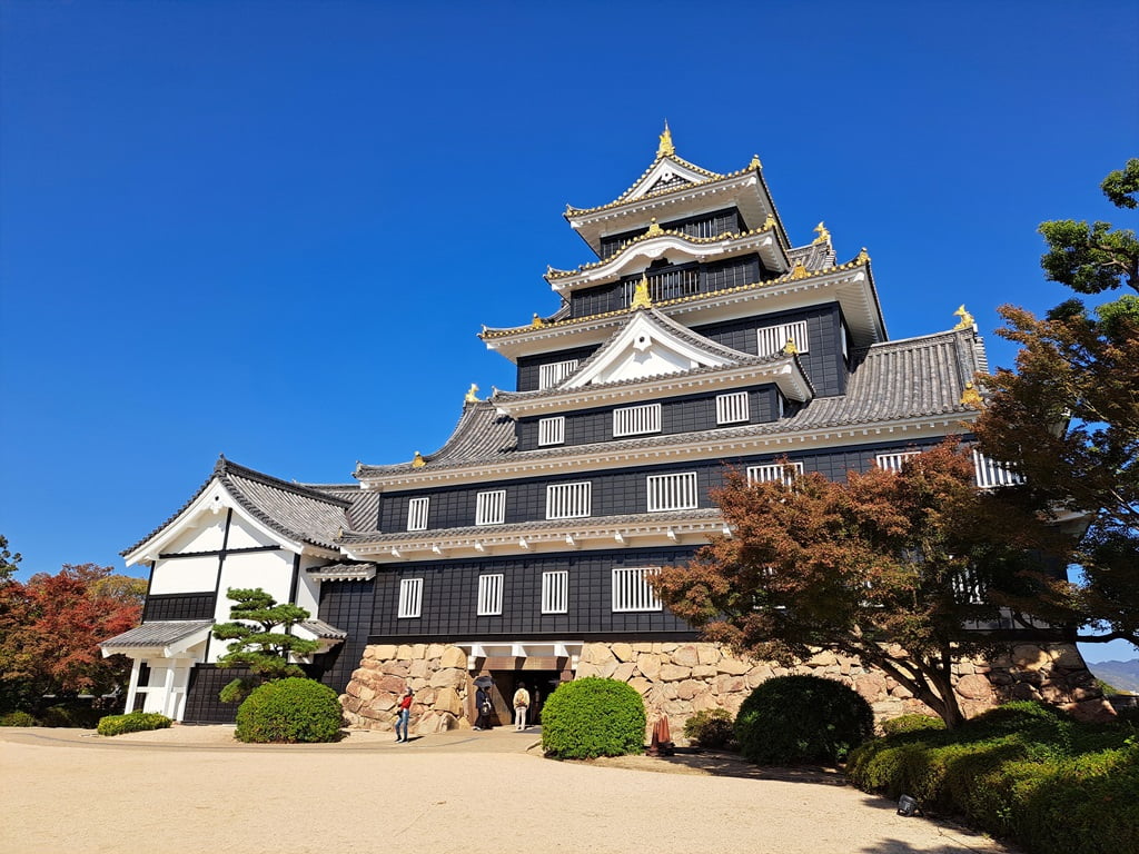 【岡山】岡山城半日遊-坐鎮於高地上的「烏城」黑武士 - 第17張圖 天守閣正面