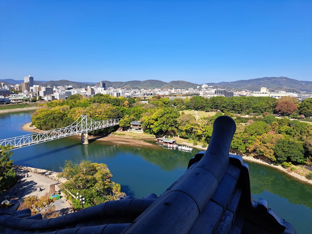 【岡山】岡山城半日遊-坐鎮於高地上的「烏城」黑武士 - 第25張圖 天守六樓看北側後樂園方向