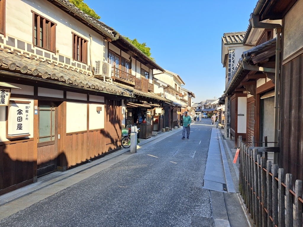 【岡山】倉敷美觀地區半日遊-楊柳、白壁藏與倉敷川遊船 - 第26張圖 本町的町家街道