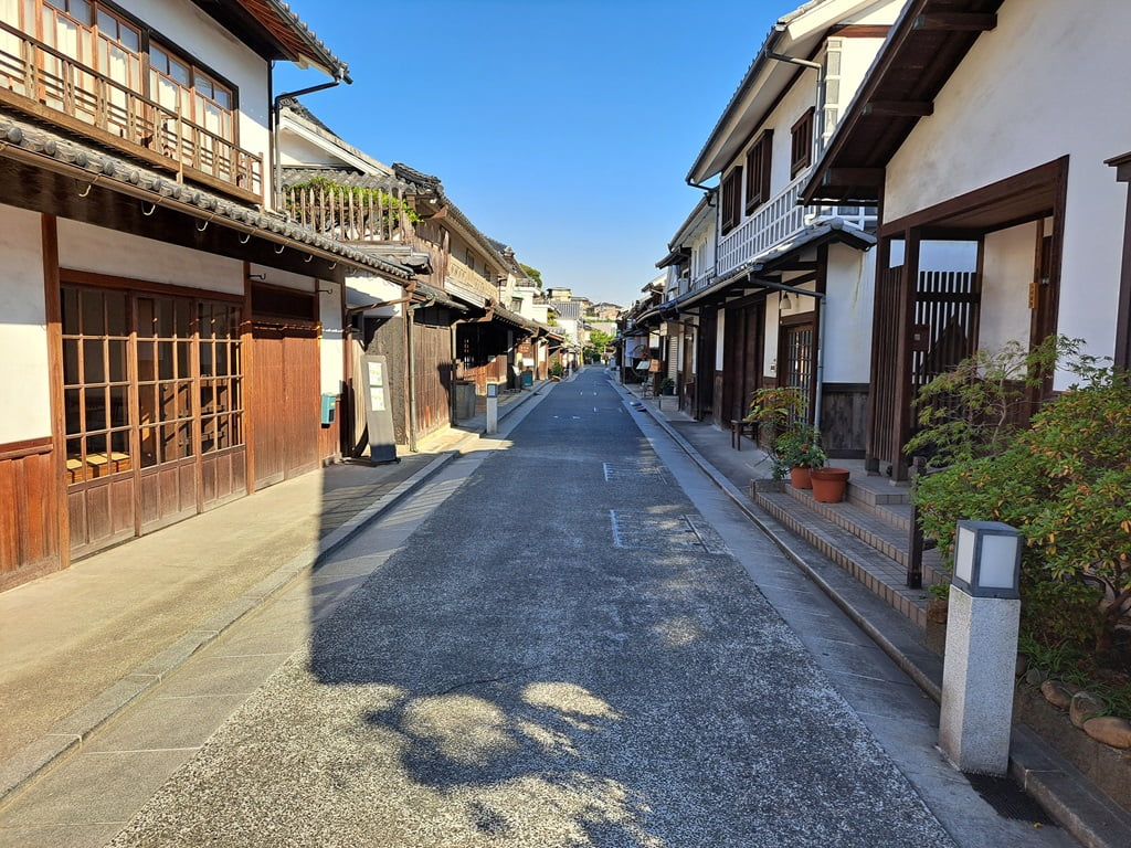 【岡山】倉敷美觀地區半日遊-楊柳、白壁藏與倉敷川遊船 - 第30張圖 鮮少有遊客經過的町家街道