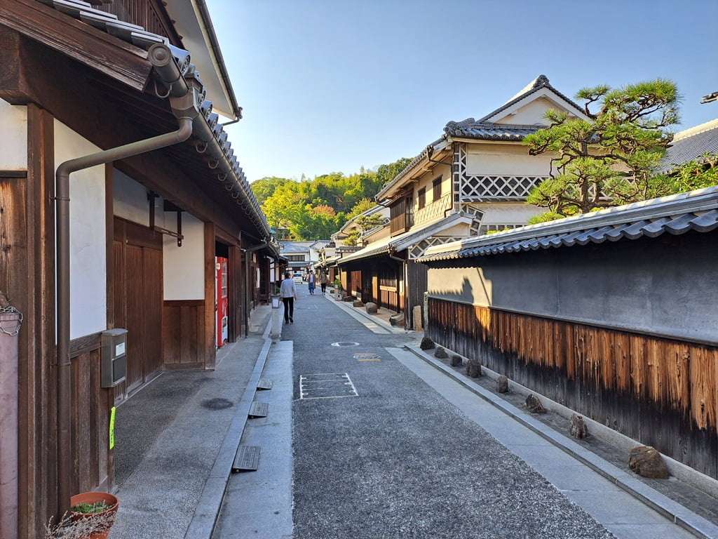 【岡山】倉敷美觀地區半日遊-楊柳、白壁藏與倉敷川遊船 - 第31張圖 東町街道