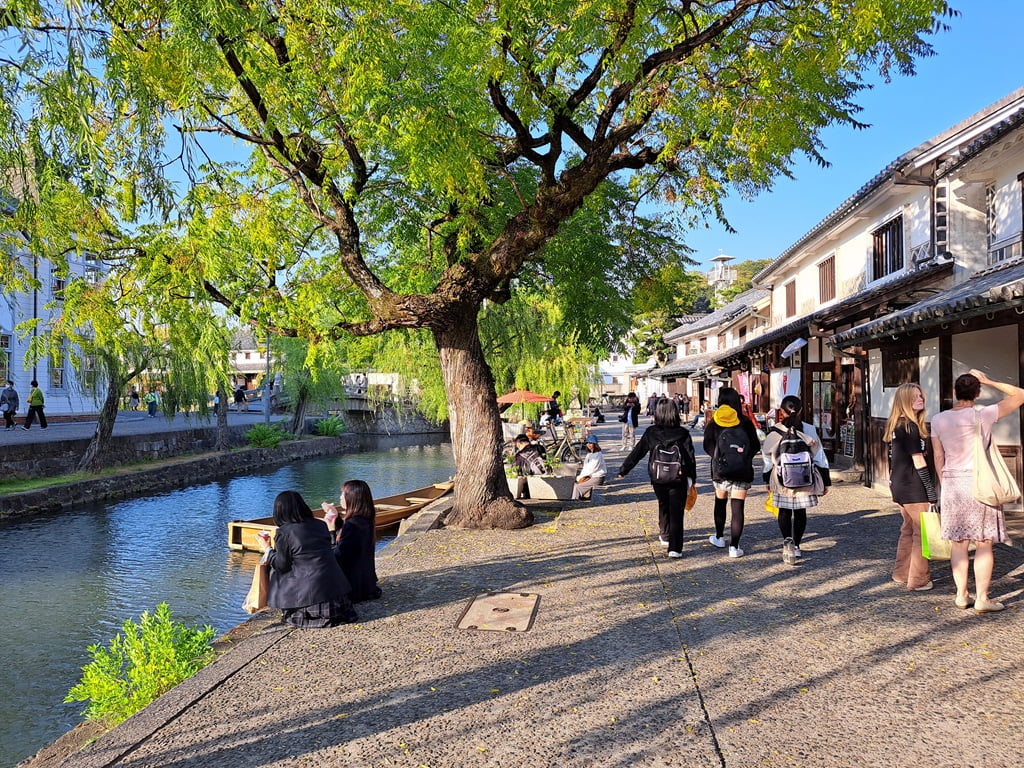 【岡山】倉敷美觀地區半日遊-楊柳、白壁藏與倉敷川遊船 - 第38張圖 悠閒地坐在河邊欣賞風景