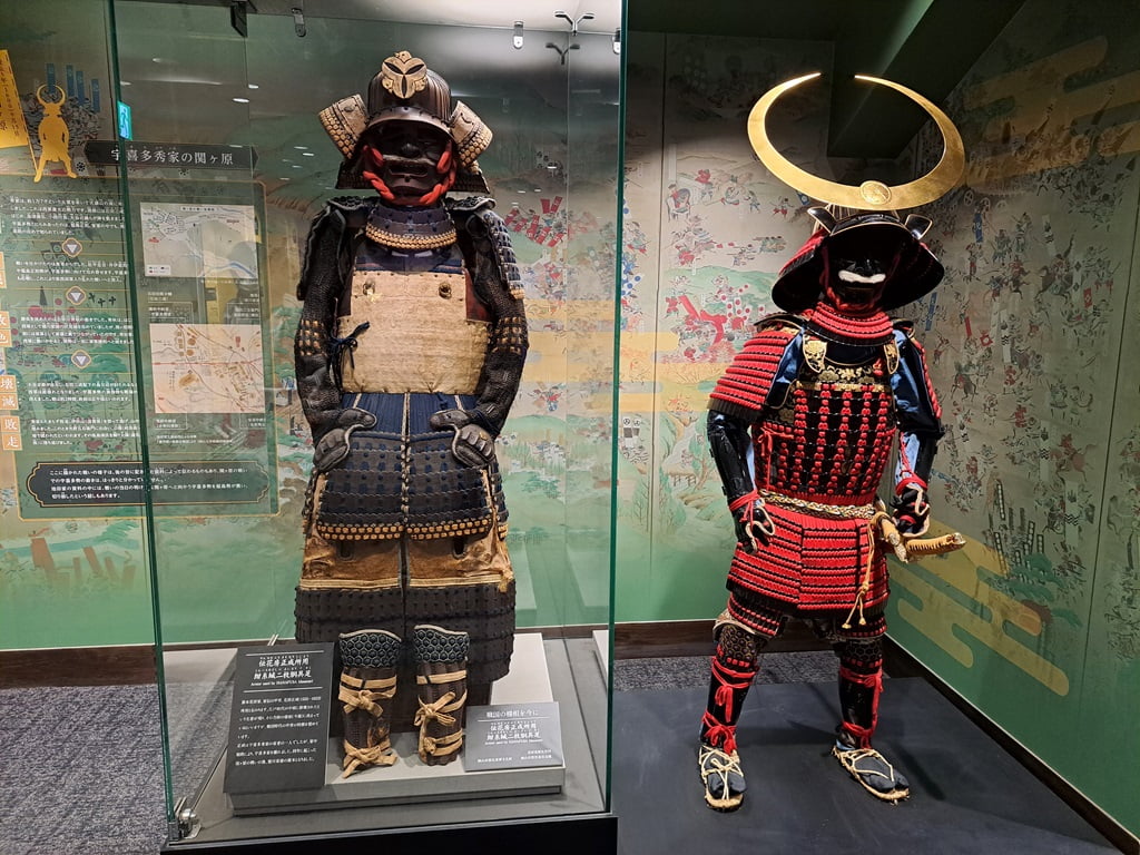 【岡山】岡山城半日遊-坐鎮於高地上的「烏城」黑武士 - 第32張圖 右側為宇喜多秀家甲冑與頭盔