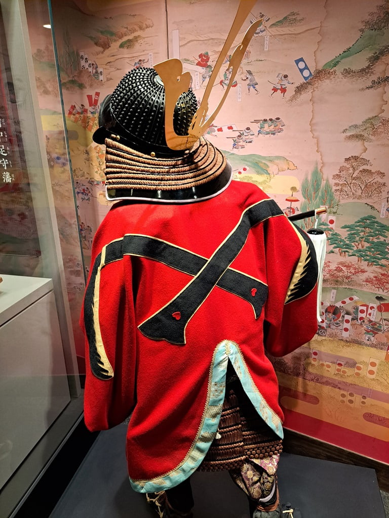 【岡山】岡山城半日遊-坐鎮於高地上的「烏城」黑武士 - 第33張圖 小早川秀秋甲冑與頭盔