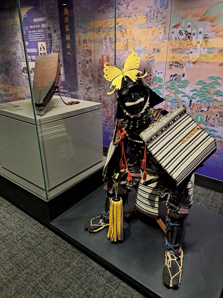 【岡山】岡山城半日遊-坐鎮於高地上的「烏城」黑武士 - 第34張圖 池田輝政甲冑與頭盔