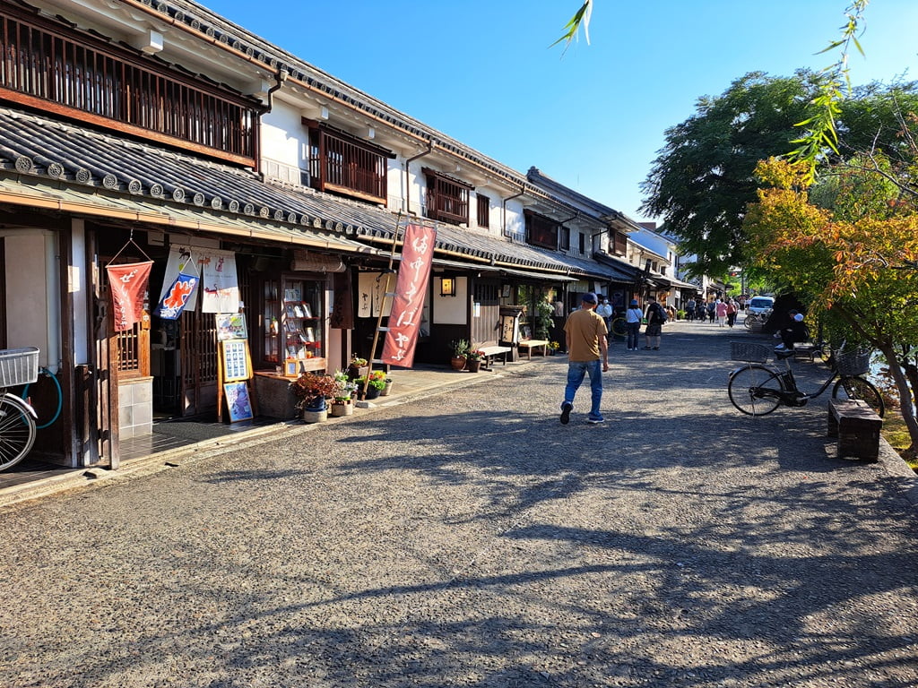 【岡山】倉敷美觀地區半日遊-楊柳、白壁藏與倉敷川遊船 - 第35張圖 沿岸的土藏建築