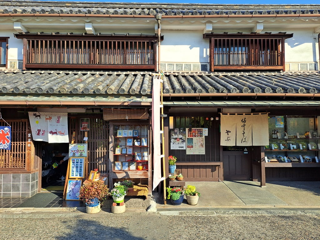 【岡山】倉敷美觀地區半日遊-楊柳、白壁藏與倉敷川遊船 - 第36張圖 改建為餐飲店、咖啡店的建築