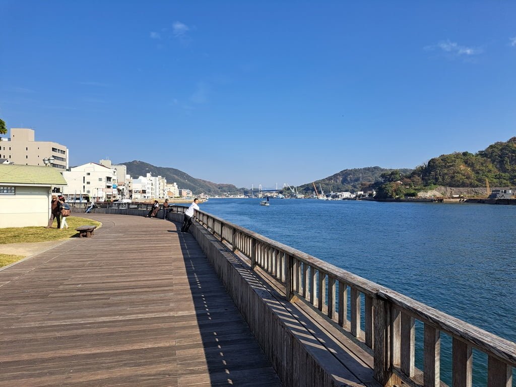 【廣島】尾道一日遊-讓人一眼就愛上的山城小鎮、水道與瀨戶內海 - 第90張圖 海岸邊景色