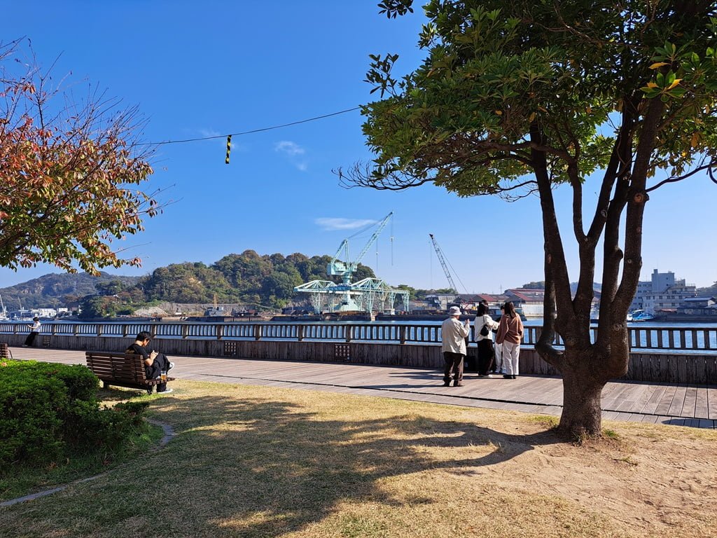 【廣島】尾道一日遊-讓人一眼就愛上的山城小鎮、水道與瀨戶內海 - 第91張圖 海岸邊景色