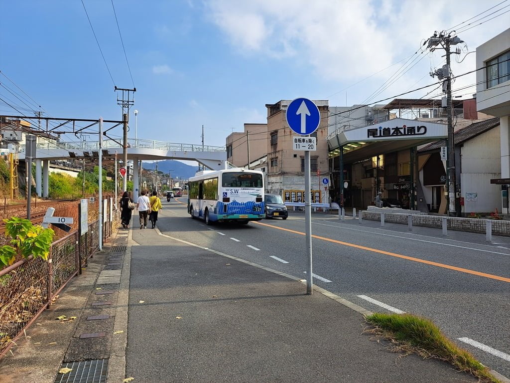 【廣島】尾道一日遊-讓人一眼就愛上的山城小鎮、水道與瀨戶內海 - 第9張圖 可散步或搭公車前往纜車站
