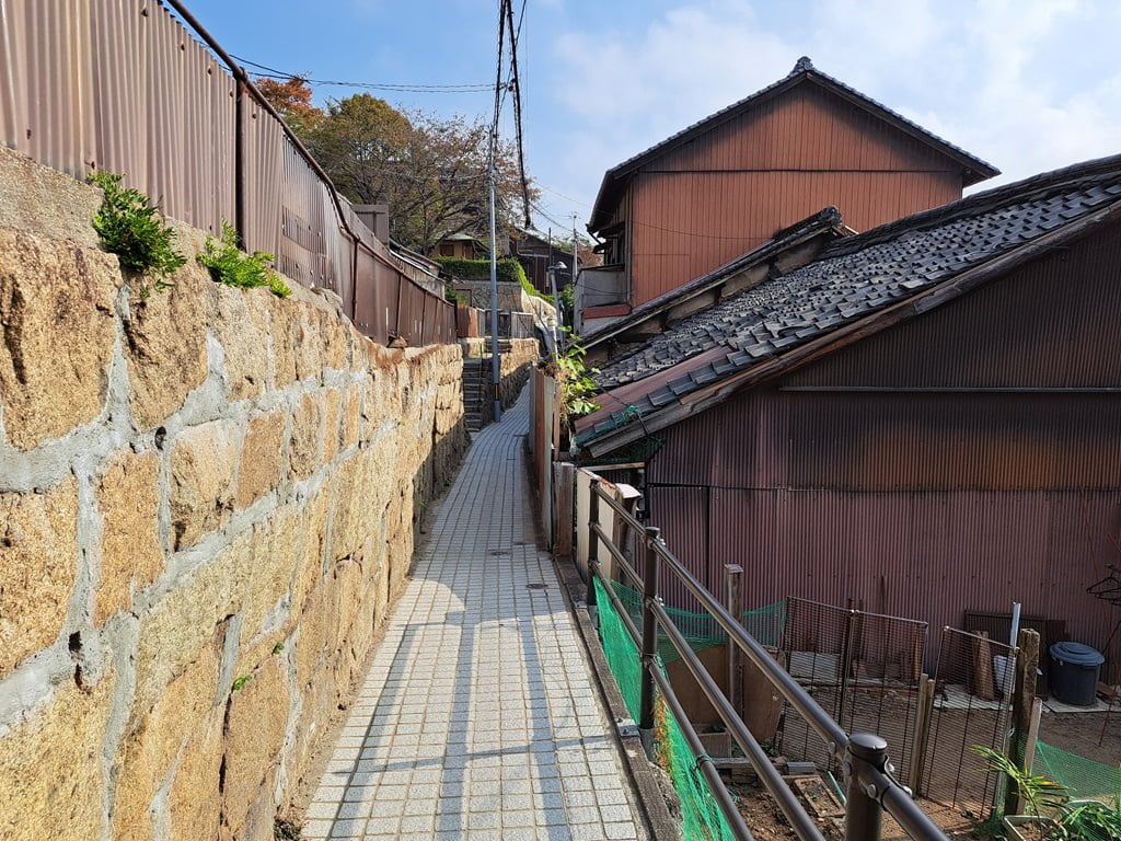 【廣島】尾道一日遊-讓人一眼就愛上的山城小鎮、水道與瀨戶內海 - 第13張圖 古寺步道