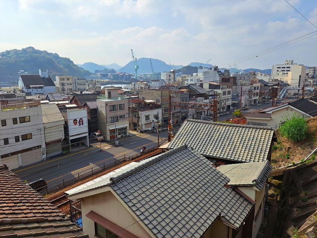 【廣島】尾道一日遊-讓人一眼就愛上的山城小鎮、水道與瀨戶內海 - 第14張圖 眺望山下景色