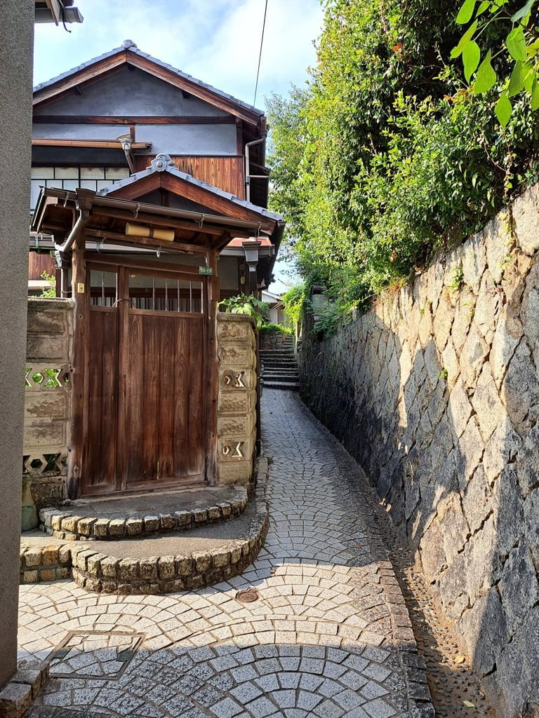 【廣島】尾道一日遊-讓人一眼就愛上的山城小鎮、水道與瀨戶內海 - 第19張圖 兩側小巷道景色