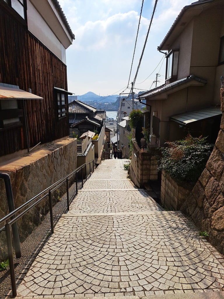 【廣島】尾道一日遊-讓人一眼就愛上的山城小鎮、水道與瀨戶內海 - 第20張圖 眺望山下景色