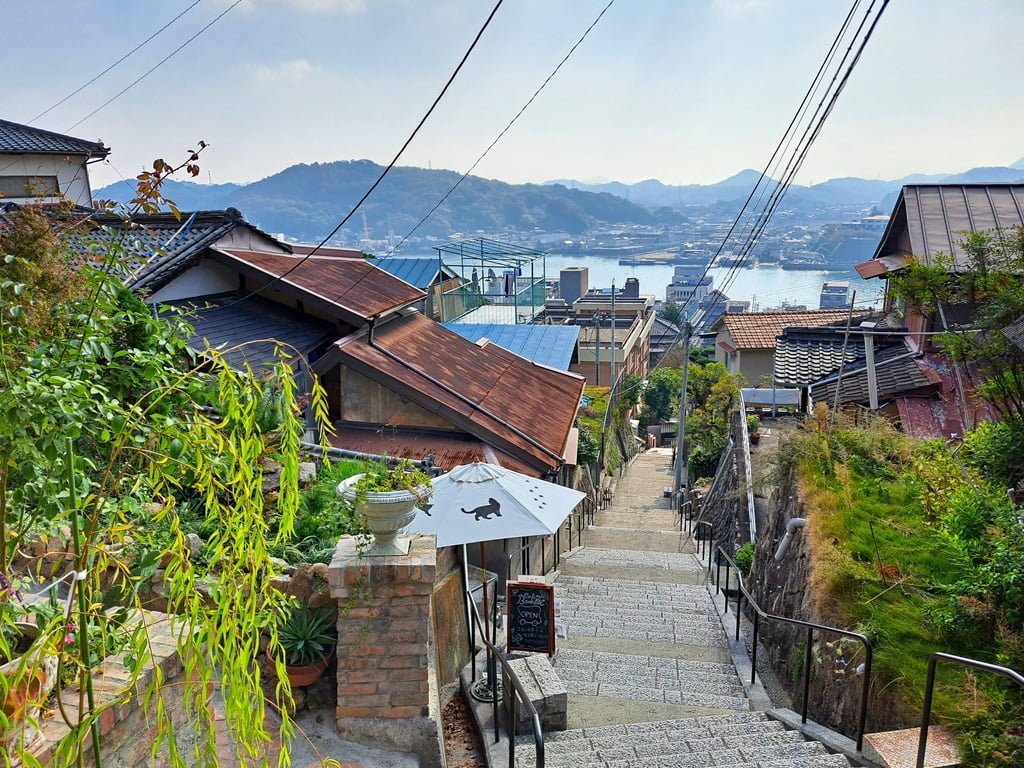 【廣島】尾道一日遊-讓人一眼就愛上的山城小鎮、水道與瀨戶內海 - 第22張圖 回頭眺望尾道水道