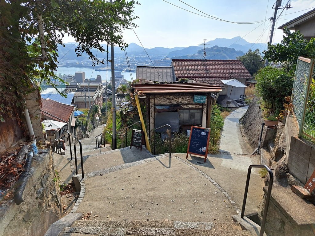 【廣島】尾道一日遊-讓人一眼就愛上的山城小鎮、水道與瀨戶內海 - 第23張圖 如電影場景般的岔路