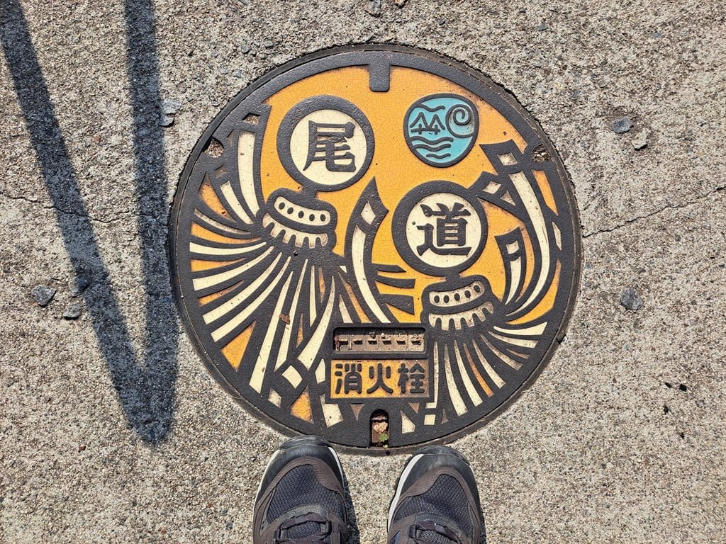 【廣島】尾道一日遊-讓人一眼就愛上的山城小鎮、水道與瀨戶內海 - 第24張圖 尾道人孔蓋