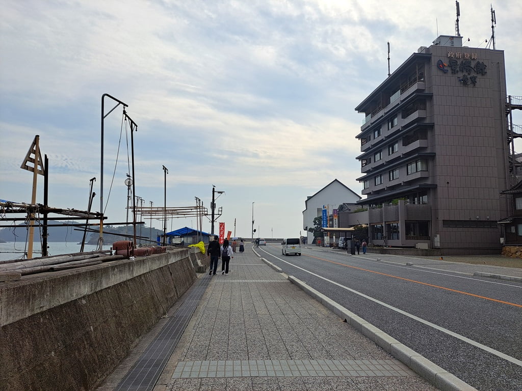 沿著海堤散步