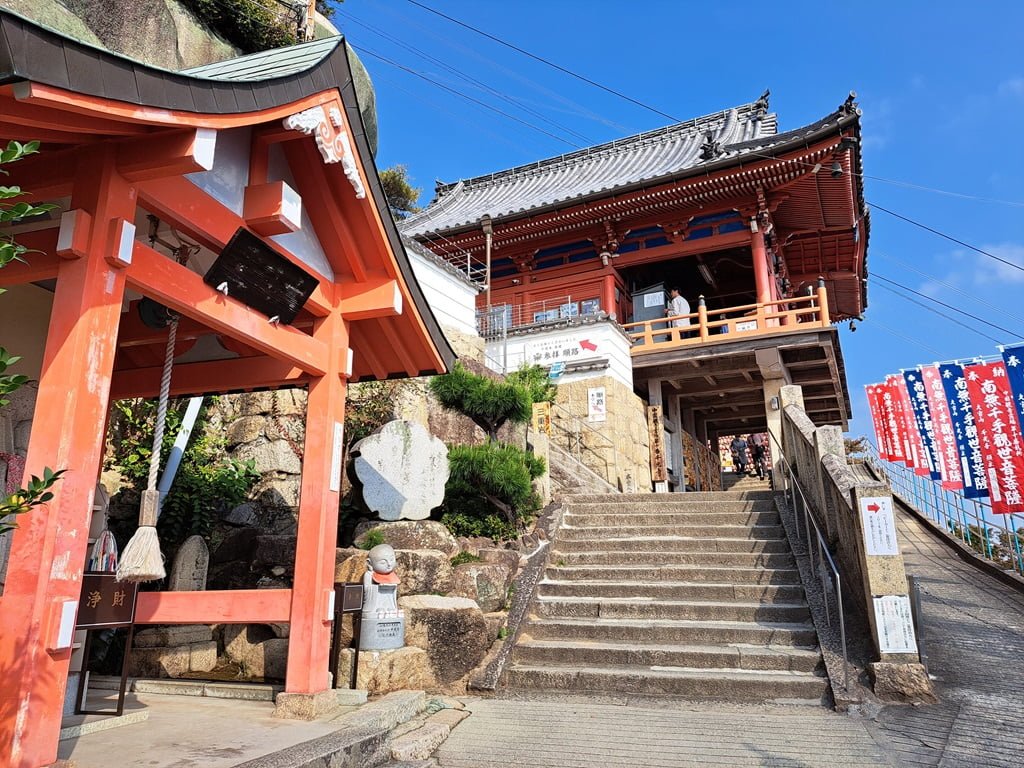 【廣島】尾道一日遊-讓人一眼就愛上的山城小鎮、水道與瀨戶內海 - 第39張圖 千光寺本堂