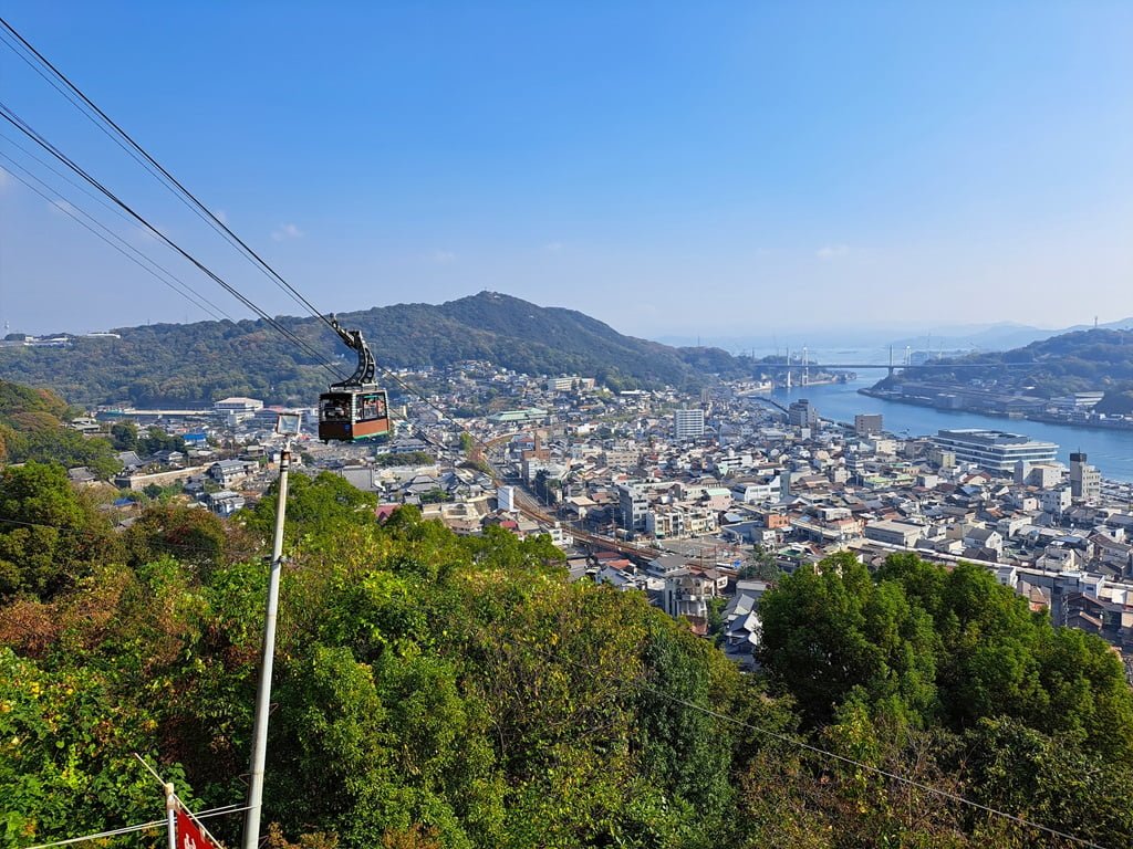 【廣島】尾道一日遊-讓人一眼就愛上的山城小鎮、水道與瀨戶內海 - 第41張圖 尾道空景及千光寺纜車