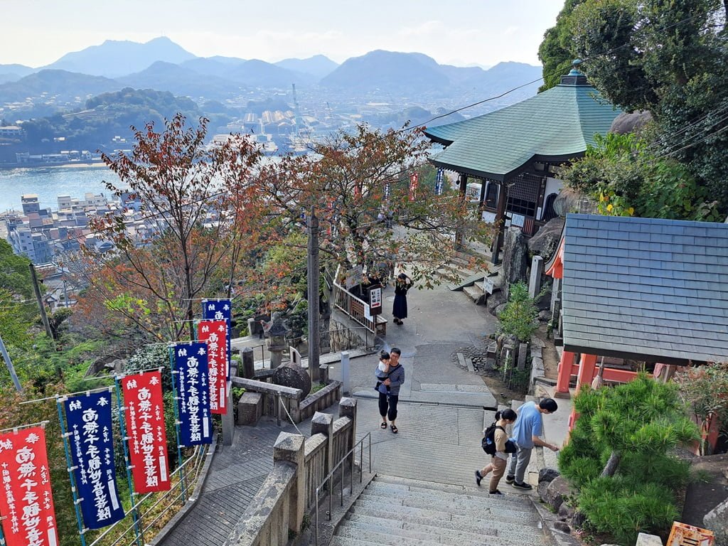 【廣島】尾道一日遊-讓人一眼就愛上的山城小鎮、水道與瀨戶內海 - 第42張圖 本堂眺望大仙堂方向景色